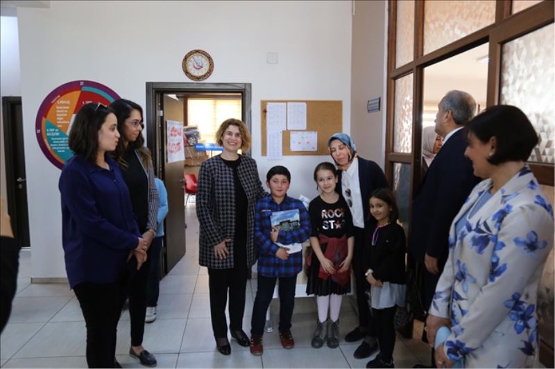 Bakan eşine öğrenci projesi tanıtıldı