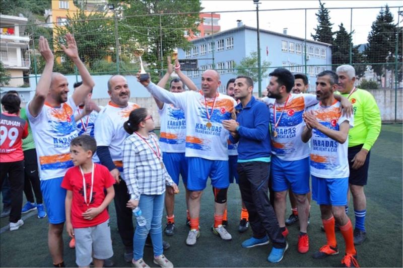 Kupayı birlikte kaldırdılar