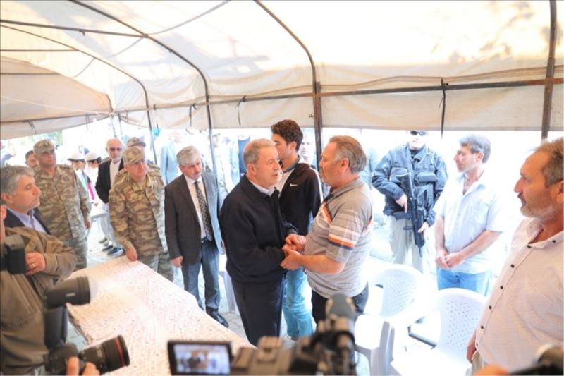 Bakandan şehit ailesine taziye ziyareti