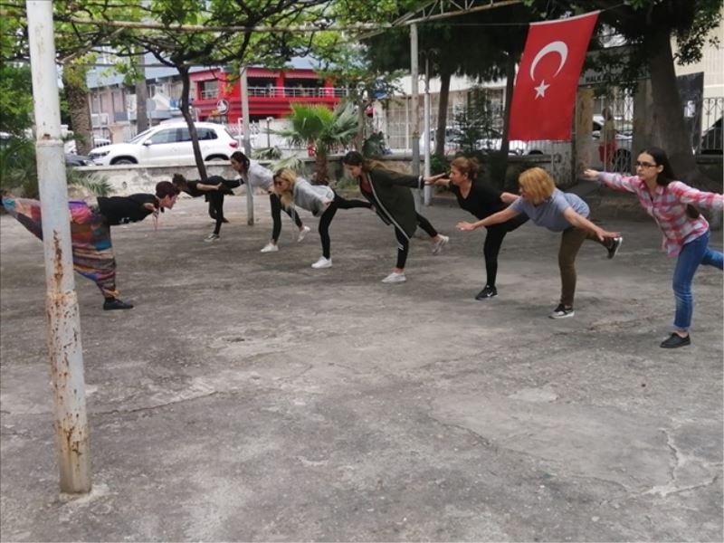Kütüphane avlusunda ´hareket´