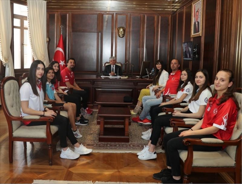 Sporcuların vali ziyareti