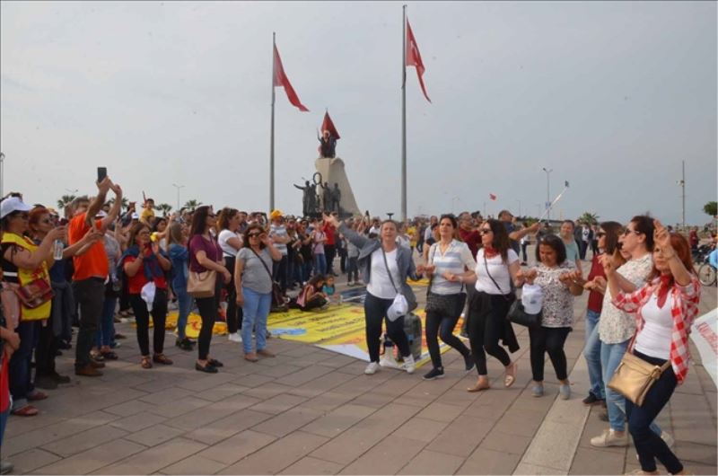 Emekçi, bayram halayı çekti