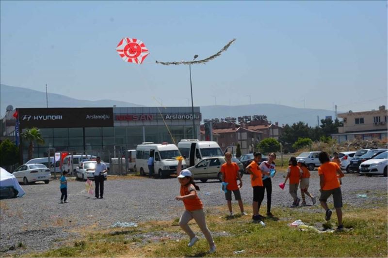Çocuklar, uçurtmayla özgürleşti