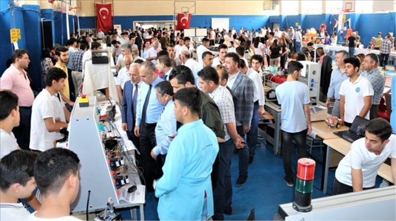 Öğrenciler, fuarda çalışmalarını sergiledi