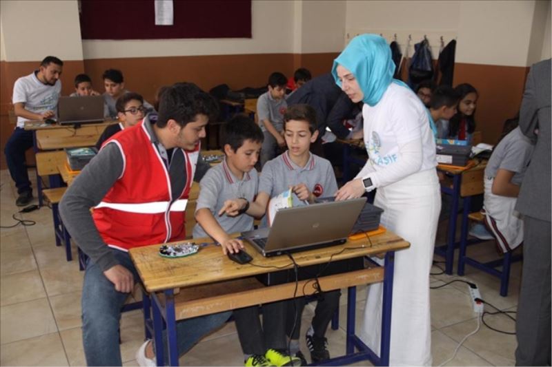 Öğrenciye ´robotik kodlama eğitimi´