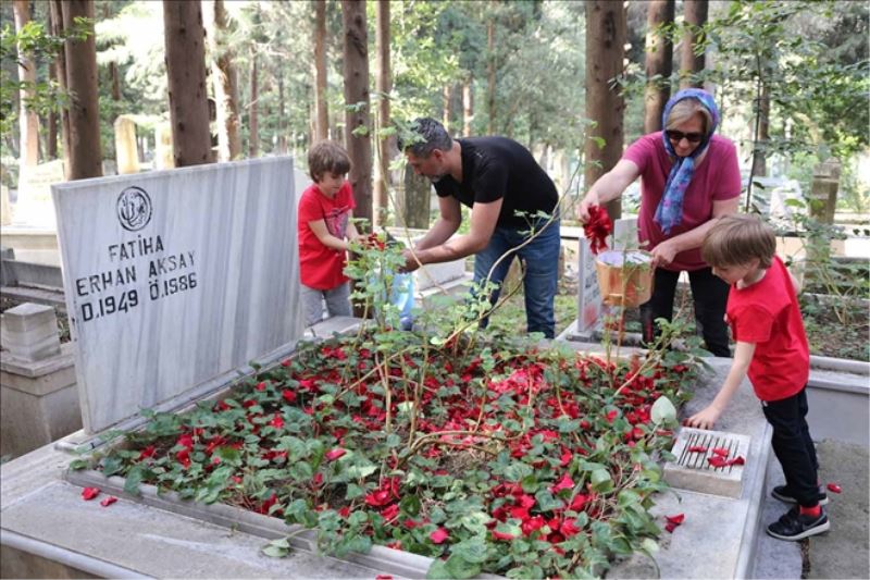 Aksay, mezarı başında anıldı