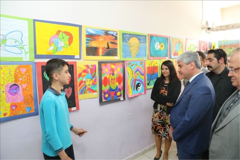Vali , öğrencilerin sergisini açtı