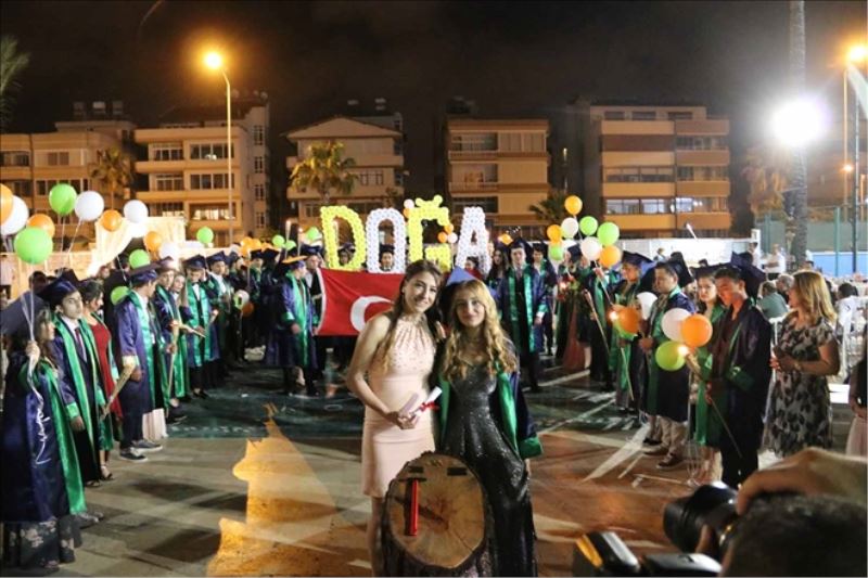 Kolej öğrencilerinin mezuniyet sevinci