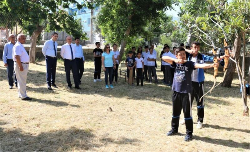 Genç okçularla buluştu
