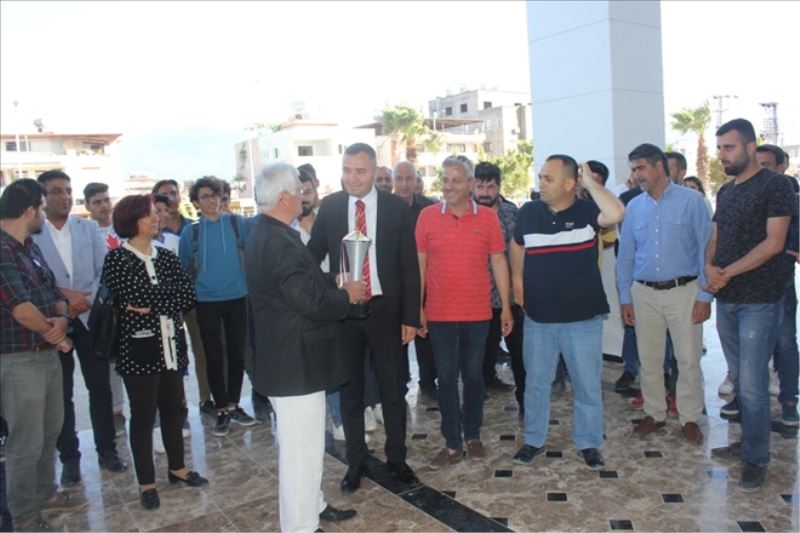Kupayı kaymakama götürdüler