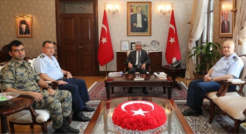 Füze üssünün komutanlarının vali ziyareti