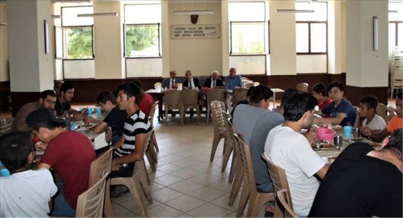 Öğle yemeğini aşevinde yedi