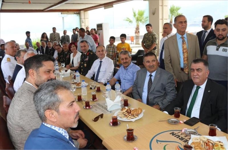 Halk, protokolle bayramlaştı