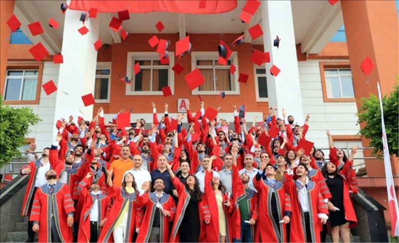 Öğrencilerin mezuniyet sevinci