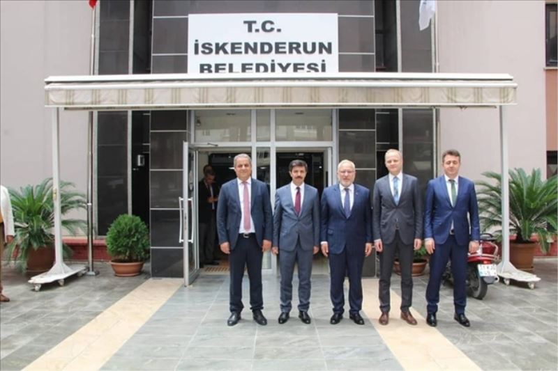 Konuklarını makamında ağırladı