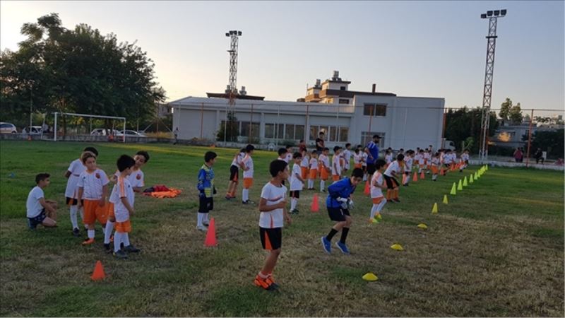 Minik futbolcular antremanı sürdürüyor