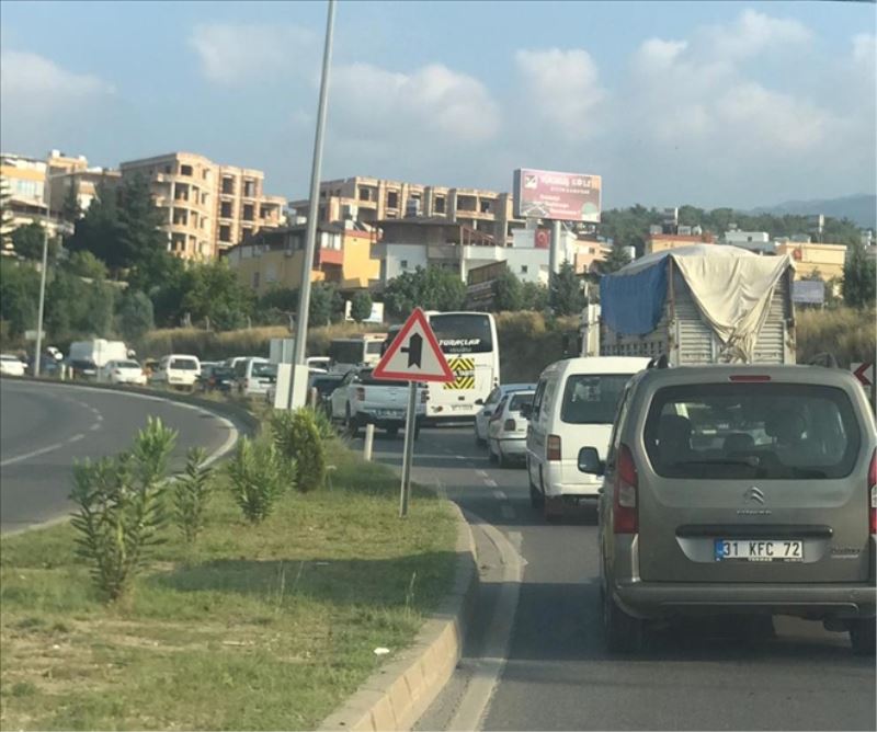 Ambulansla otomobil çarpıştı: 2 ölü, 1 yaralı