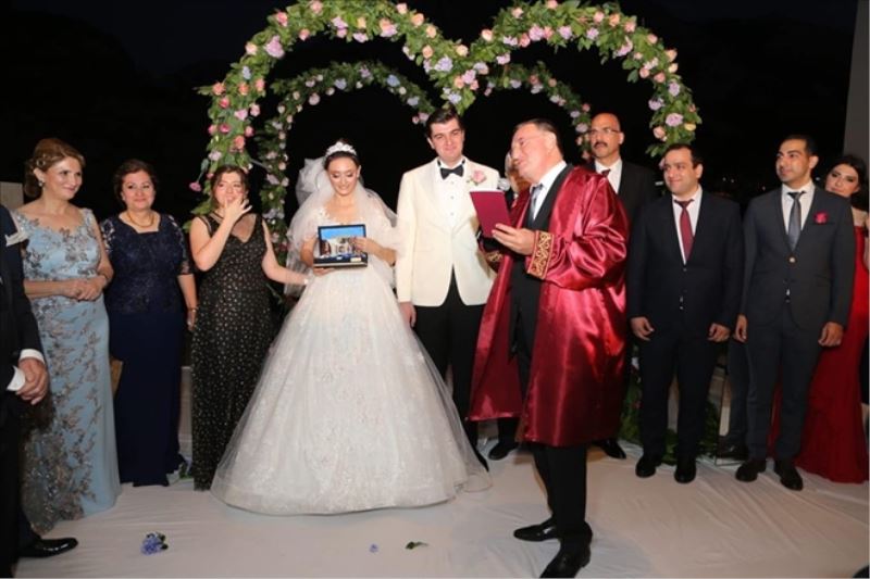 Başkan, kızının nikahını kıydı