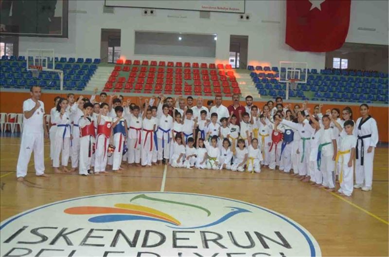 Milli takım seçmelerine davet edilen taekwandocuları kutladı
