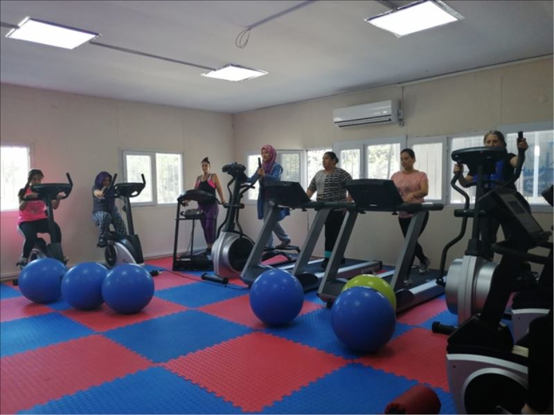 Eğitmen gözetiminde sabah sporu
