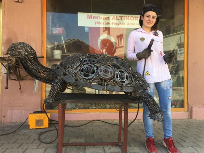 Lise öğrencisinin metal heykel çalışması