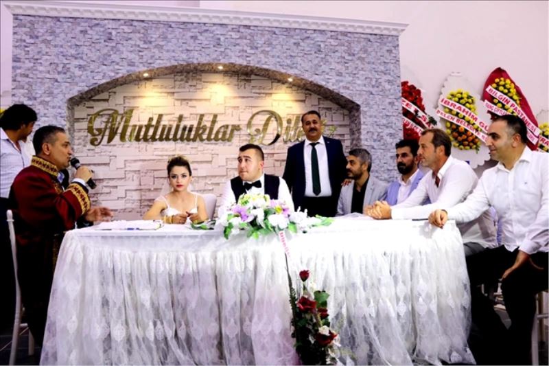 MHP´li başkan oğlunu evlendirdi