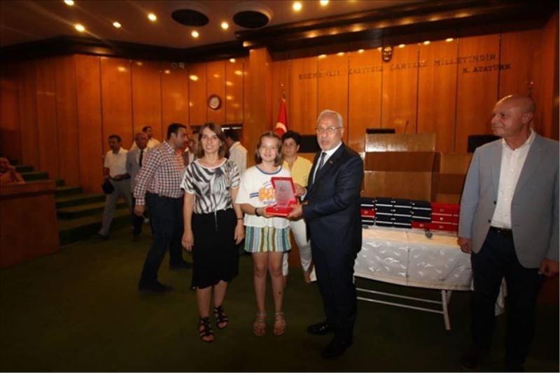 Belediyeden emekliye törenli uğurlama
