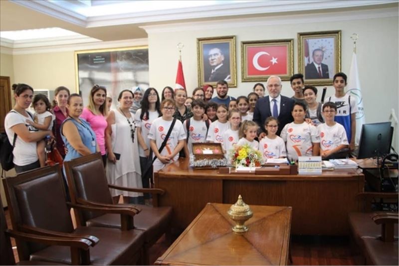 Tenisçilerle anı fotoğrafı