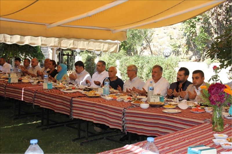 AKP´li Yeloğlu´ndan mahalle toplantısı