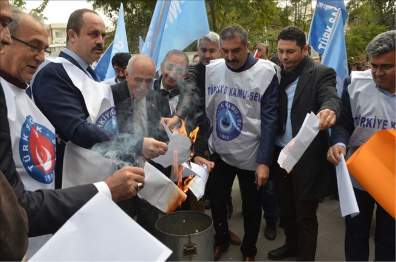 Memur, bordro yaktı