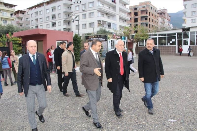 Yapılacak spor tesisi alanlarını inceledi