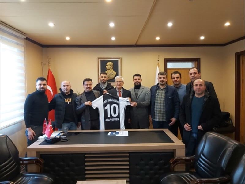 Ziyaretle kulüp formasını hediye ettiler