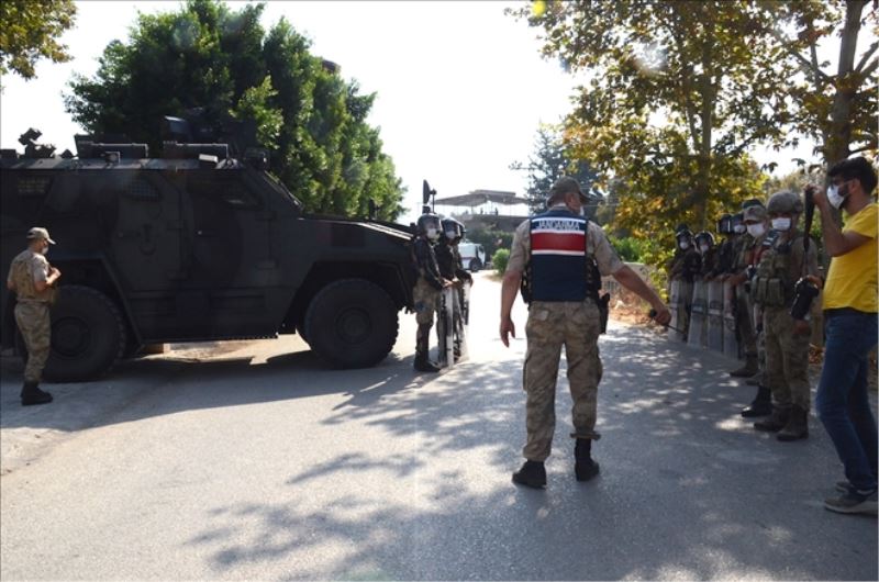Gazetecilerin mahalleye girişine engelleme