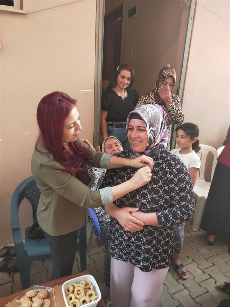 15 kadın parti rozetini taktı