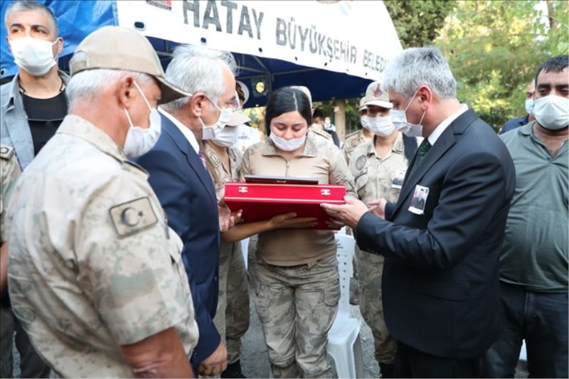 Eşini üniformasıyla uğurladı