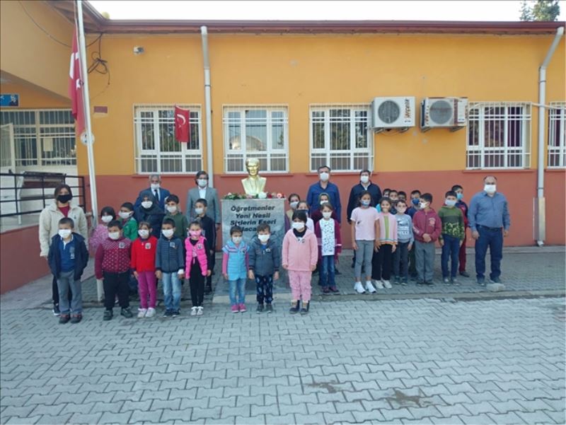 ADD´den okula Atatürk büstü