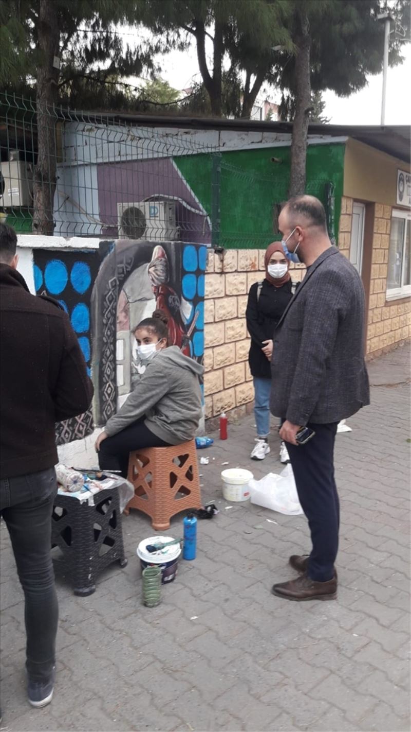 Okul duvarına grafiti çalışması