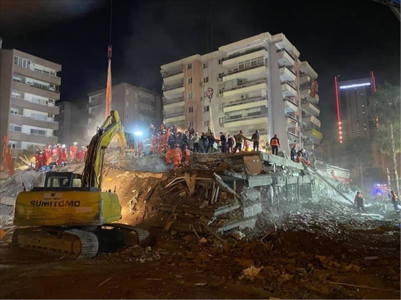 Depremin acısı birlikte sarılıyor
