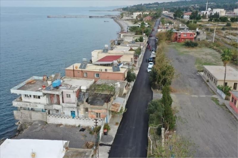 Asfalt çalışmasını muhtarlarla inceledi