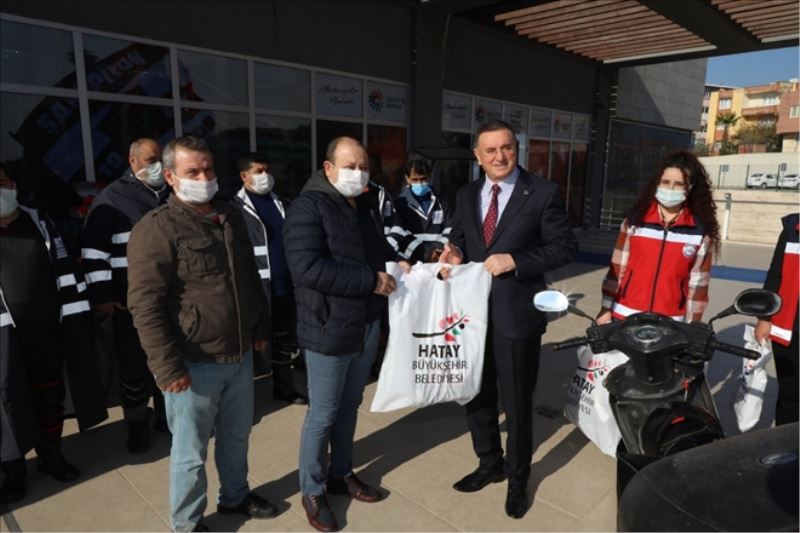 Gazete dağıtıcılarına yağmurluk HBB´den