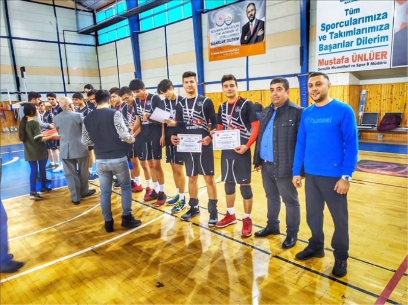 Spor Lisesi yarı finalde