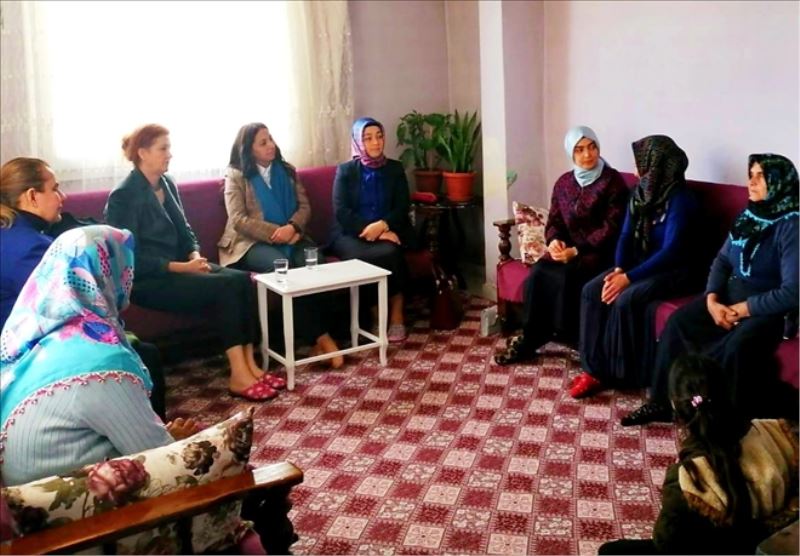 Vali eşinden şehit ailesine ziyaret