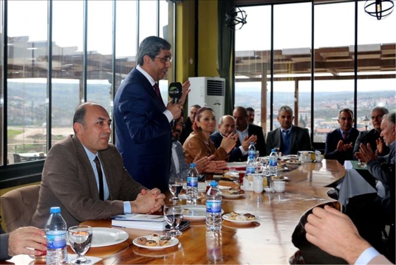 Altınözü´nde muhtarlarla buluştu