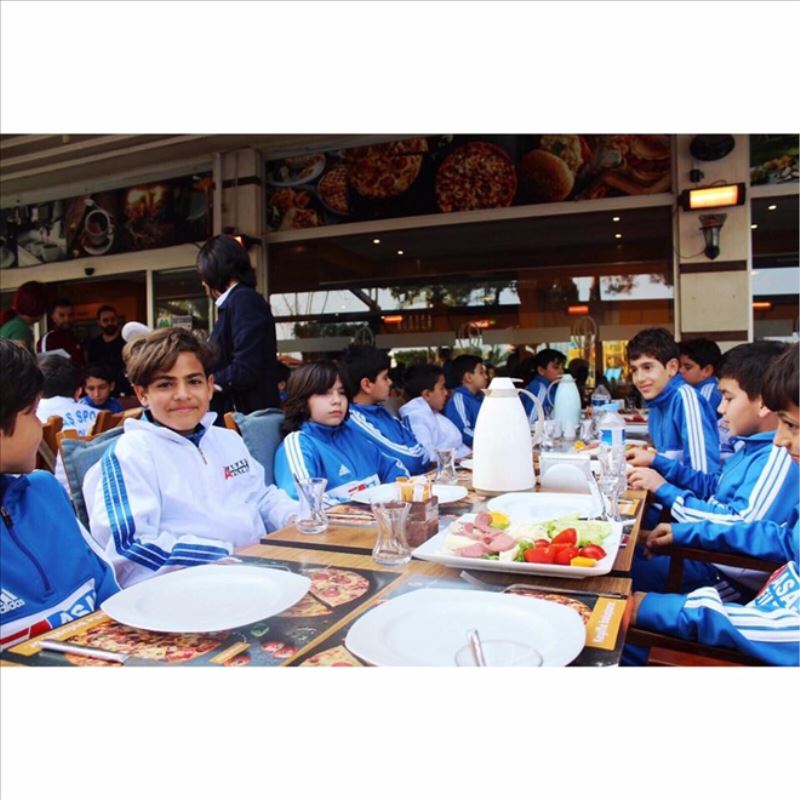 Sporcular aileleriyle ağırlandı