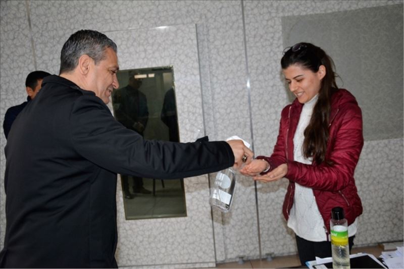 Esnafa el dezenfektanı dağıttı