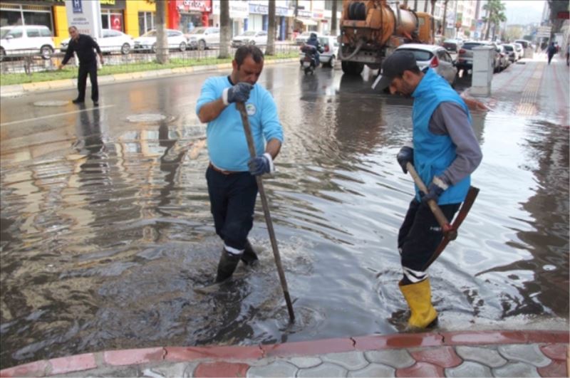 Kanalizasyon kanalı taştı
