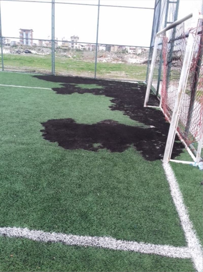 Halı sahayı yaktılar