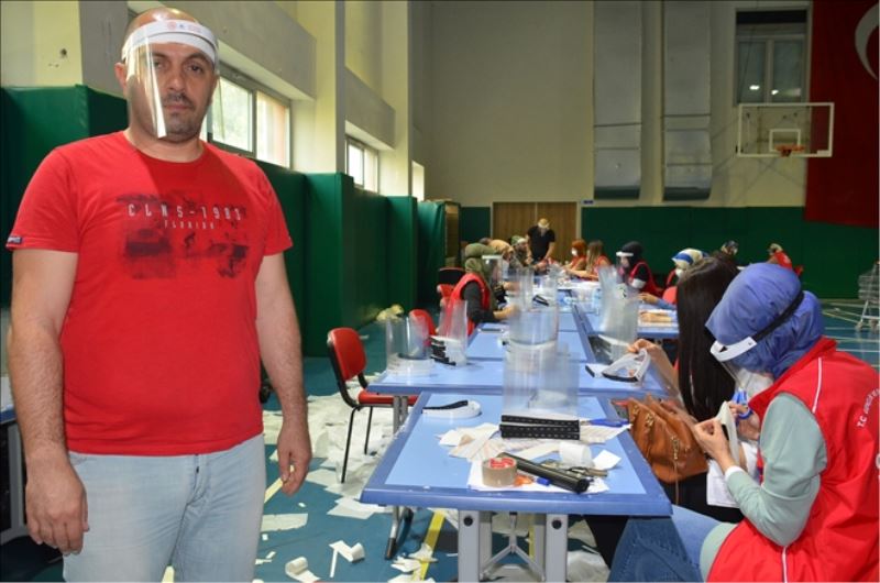 Alanda çalışana siperlik üretiyorlar
