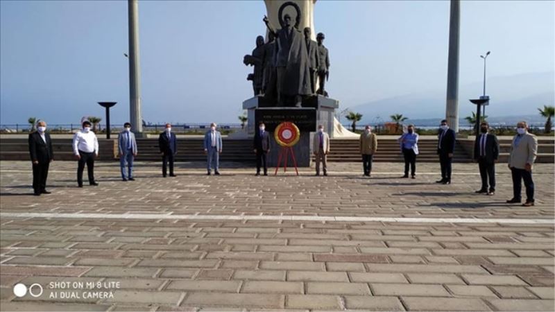 Temsili katılımla çelenk sunuldu
