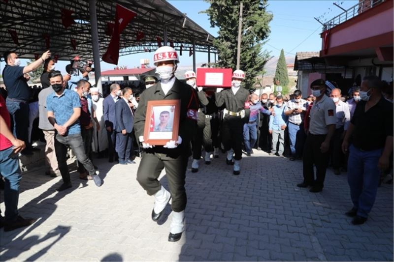 Hatay şehidini son yolculuğuna uğurladı